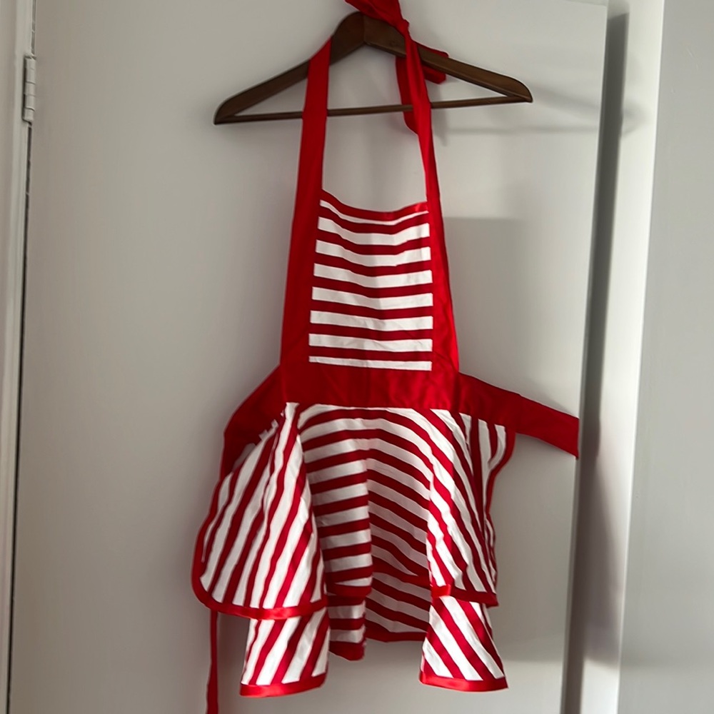 Apron with flounce